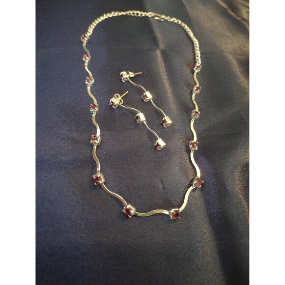 Silver tone choker necklace with magenta zirconia and matching earrings - Picture 2 of 6